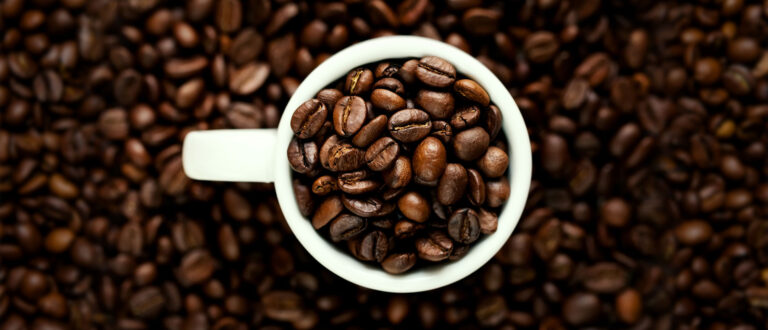 دانه‌های قهوه در یک لیوان و پرداختن به قهوه چیست در این مقاله.